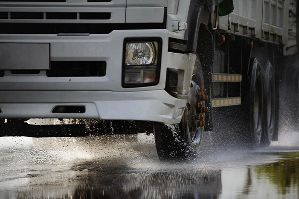 Mycie i dezynfekcja samochodu dostawczego na fermie